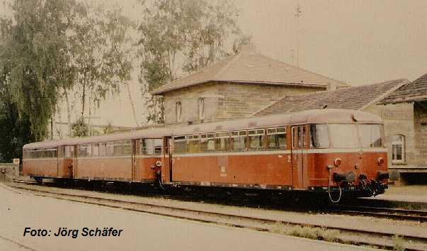Schienenbus am Bahnhof Windsbach. Foto: Jörg Schäfer 1982