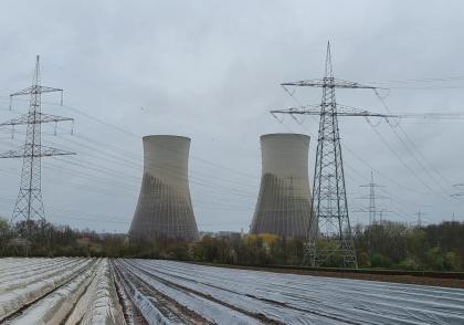 Kühltürme von Grafenrheinfeld vor Spargelfeld