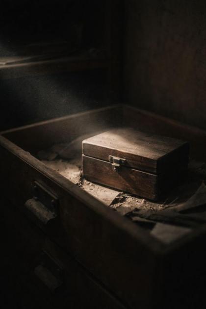 Ein Koffer im Dunkeln, ein Lichtstrahl fällt darauf