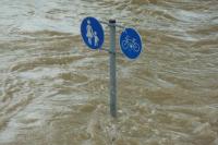 Ein Schild "Fußgänger- und Radweg" ragt aus den Fluten.